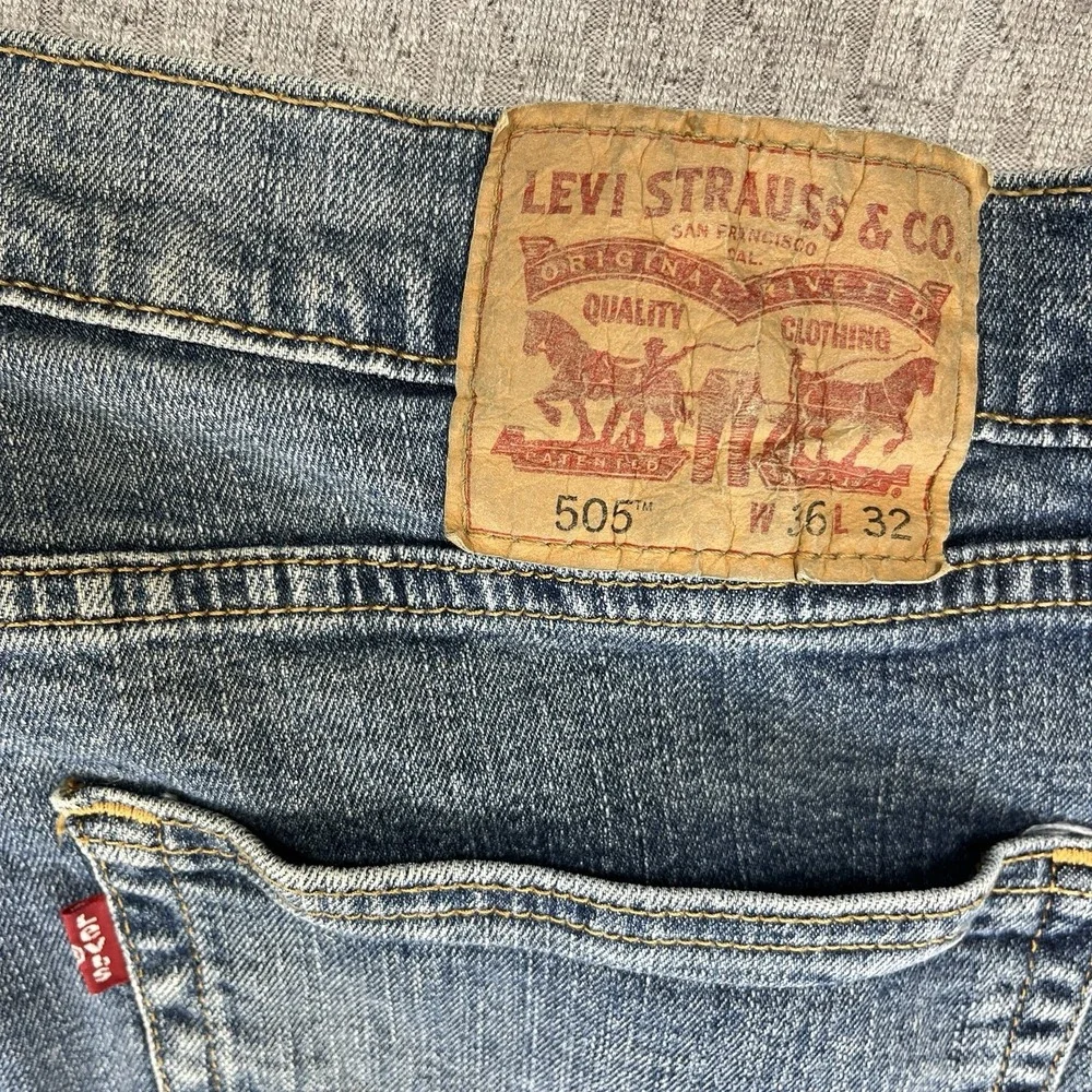 Levi's 505 Men's (34X31) straight leg, relaxed, fit medium wash blue jeans pants